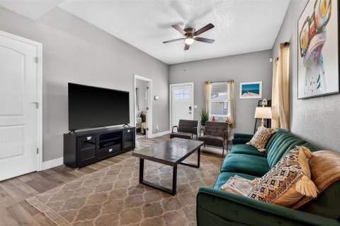 House in Tampa, Florida 3 bedrooms, 100.15 sq.m. № 2150814 - photo 5