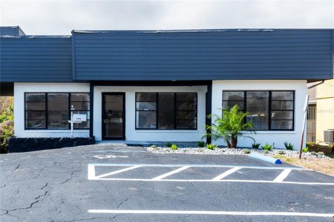 Propiedad comercial en alquiler en Port Richey, Florida, 422.15 m2 № 1551327 - foto 3