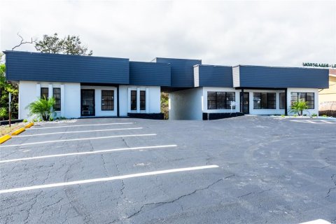 Propiedad comercial en alquiler en Port Richey, Florida, 422.15 m2 № 1551327 - foto 1