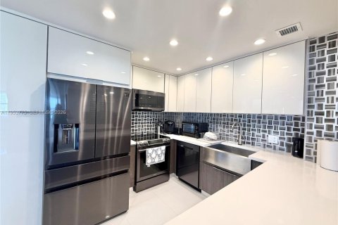 Condo in Hallandale Beach, Florida, 2 bedrooms  № 2053103 - photo 9