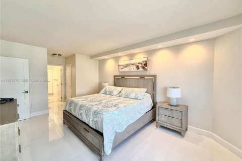 Condo in Hallandale Beach, Florida, 2 bedrooms  № 2053103 - photo 12