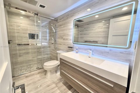 Condo in Hallandale Beach, Florida, 2 bedrooms  № 2053103 - photo 19