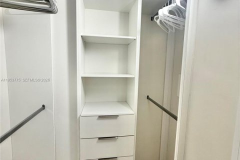 Condo in Hallandale Beach, Florida, 2 bedrooms  № 2053103 - photo 16