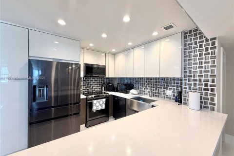 Condo in Hallandale Beach, Florida, 2 bedrooms  № 2053103 - photo 8