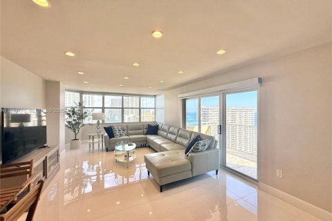 Condo in Hallandale Beach, Florida, 2 bedrooms  № 2053103 - photo 4