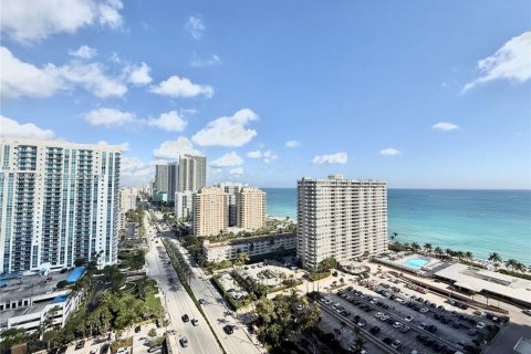 Condo in Hallandale Beach, Florida, 2 bedrooms  № 2053103 - photo 3