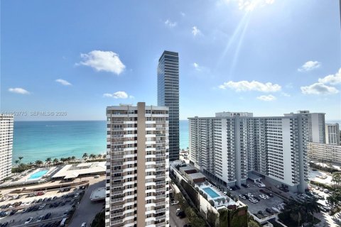 Condo in Hallandale Beach, Florida, 2 bedrooms  № 2053103 - photo 22