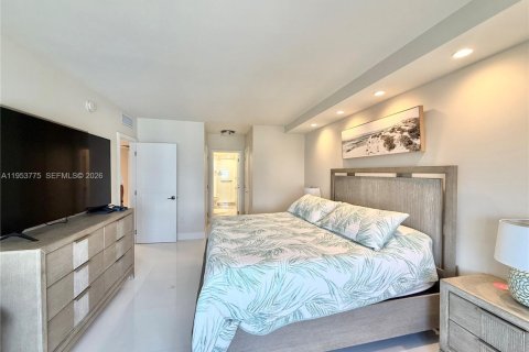 Condo in Hallandale Beach, Florida, 2 bedrooms  № 2053103 - photo 13