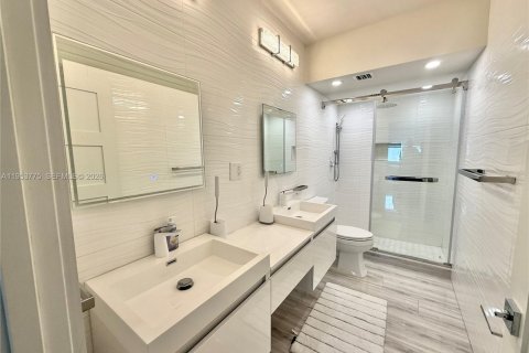 Condo in Hallandale Beach, Florida, 2 bedrooms  № 2053103 - photo 15