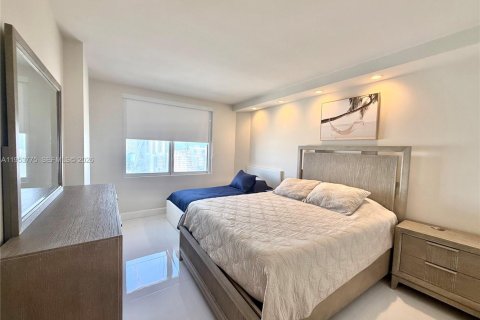 Condo in Hallandale Beach, Florida, 2 bedrooms  № 2053103 - photo 17