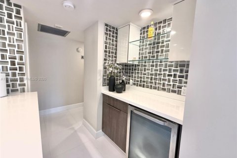 Condo in Hallandale Beach, Florida, 2 bedrooms  № 2053103 - photo 10