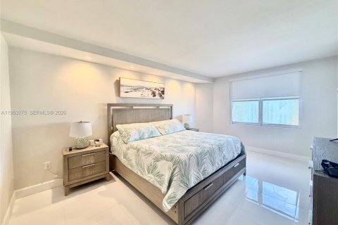 Condo in Hallandale Beach, Florida, 2 bedrooms  № 2053103 - photo 11