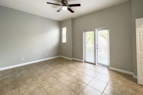 Townhouse in Lighthouse Point, Florida 2 bedrooms, 131.36 sq.m. № 2401249 - photo 3