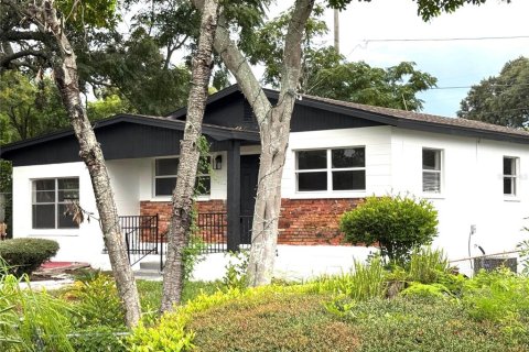 House in Haines City, Florida 4 bedrooms, 124.67 sq.m. № 1879167 - photo 1