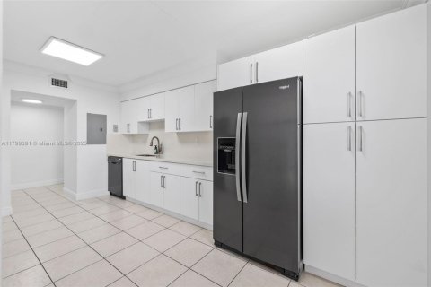 Condo in Miami, Florida, 3 bedrooms  № 1676698 - photo 13