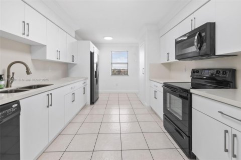 Condo in Miami, Florida, 3 bedrooms  № 1676698 - photo 11