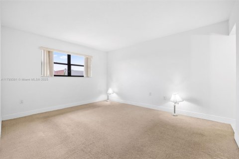 Condo in Miami, Florida, 3 bedrooms  № 1676698 - photo 27