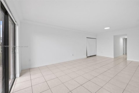 Condo in Miami, Florida, 3 bedrooms  № 1676698 - photo 10