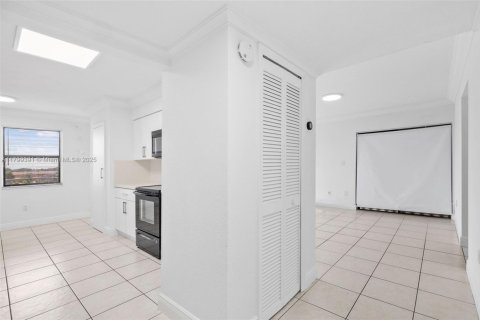 Condo in Miami, Florida, 3 bedrooms  № 1676698 - photo 7