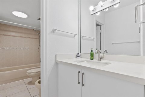 Condo in Miami, Florida, 3 bedrooms  № 1676698 - photo 30