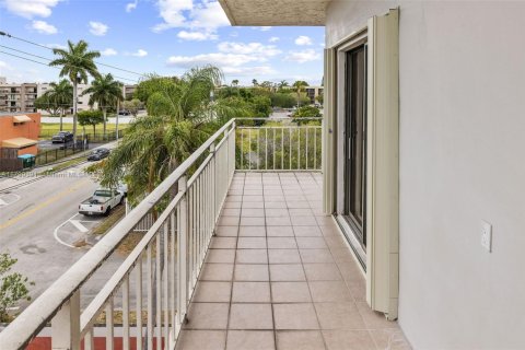 Condo in Miami, Florida, 3 bedrooms  № 1676698 - photo 15