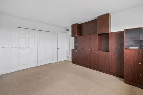 Condo in Miami, Florida, 3 bedrooms  № 1676698 - photo 24