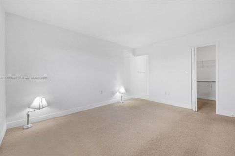 Condo in Miami, Florida, 3 bedrooms  № 1676698 - photo 29