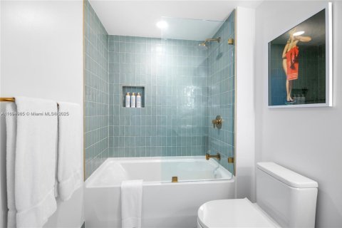 Condo in Miami, Florida, 3 bedrooms  № 2013073 - photo 26