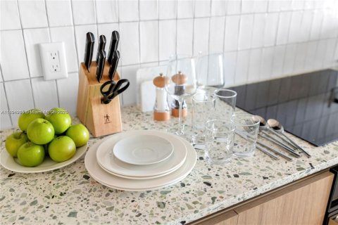 Condo in Miami, Florida, 3 bedrooms  № 2013073 - photo 13