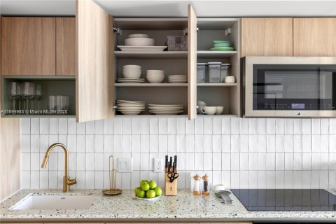 Condo in Miami, Florida, 3 bedrooms  № 2013073 - photo 10