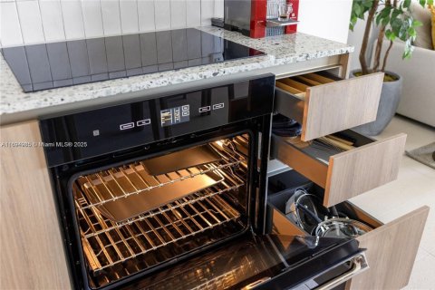 Condo in Miami, Florida, 3 bedrooms  № 2013073 - photo 11