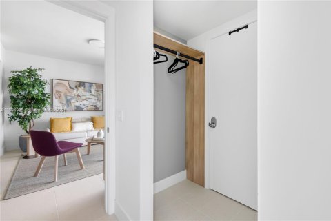 Condo in Miami, Florida, 3 bedrooms  № 2013073 - photo 17