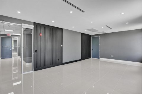 Купить коммерческую недвижимость в Мирамар, Флорида № 1965632 - фото 19