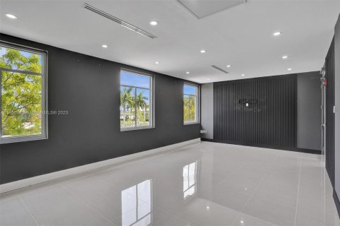 Купить коммерческую недвижимость в Мирамар, Флорида № 1965632 - фото 16