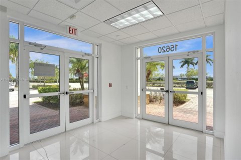 Купить коммерческую недвижимость в Мирамар, Флорида № 1965632 - фото 2