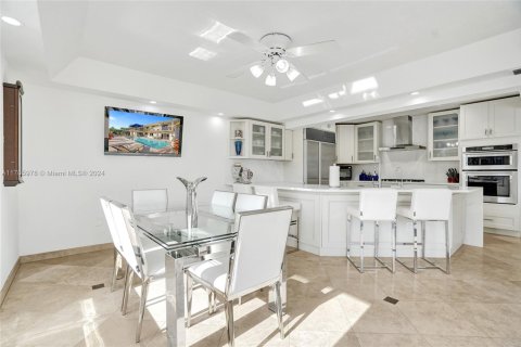 House in North Miami, Florida 5 bedrooms, 399.76 sq.m. № 1698121 - photo 27