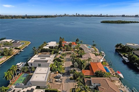 House in North Miami, Florida 5 bedrooms, 399.76 sq.m. № 1698121 - photo 1