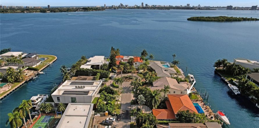 Дом в Норт-Майами, Флорида 5 спален, 399.76м2 № 1698121