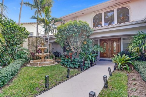 House in North Miami, Florida 5 bedrooms, 399.76 sq.m. № 1698121 - photo 17