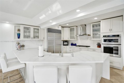 House in North Miami, Florida 5 bedrooms, 399.76 sq.m. № 1698121 - photo 23