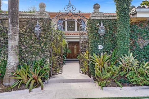 House in North Miami, Florida 5 bedrooms, 399.76 sq.m. № 1698121 - photo 15