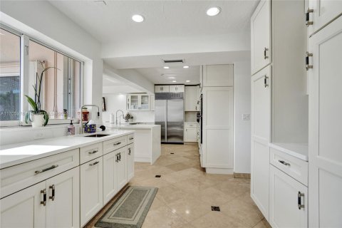 House in North Miami, Florida 5 bedrooms, 399.76 sq.m. № 1698121 - photo 21