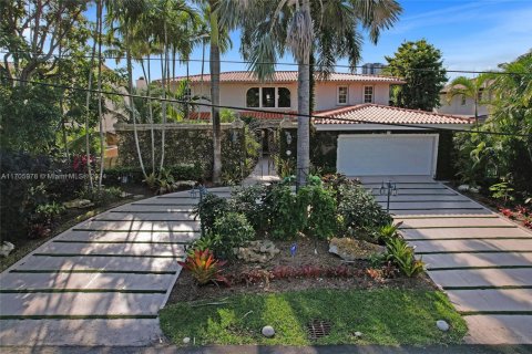 House in North Miami, Florida 5 bedrooms, 399.76 sq.m. № 1698121 - photo 6