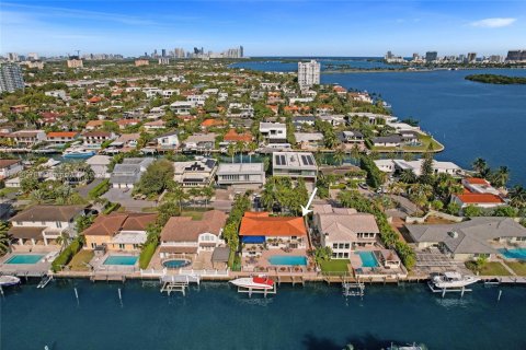 House in North Miami, Florida 5 bedrooms, 399.76 sq.m. № 1698121 - photo 9