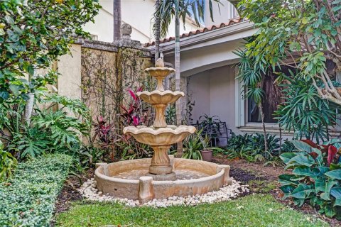 House in North Miami, Florida 5 bedrooms, 399.76 sq.m. № 1698121 - photo 18