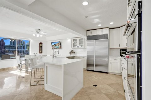 House in North Miami, Florida 5 bedrooms, 399.76 sq.m. № 1698121 - photo 24