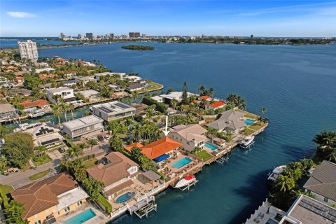 House in North Miami, Florida 5 bedrooms, 399.76 sq.m. № 1698121 - photo 8