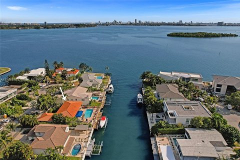 House in North Miami, Florida 5 bedrooms, 399.76 sq.m. № 1698121 - photo 7