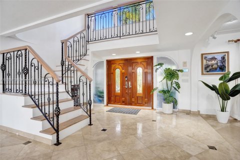 House in North Miami, Florida 5 bedrooms, 399.76 sq.m. № 1698121 - photo 30