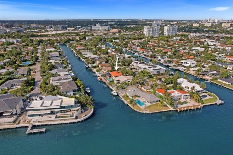 House in North Miami, Florida 5 bedrooms, 399.76 sq.m. № 1698121 - photo 10